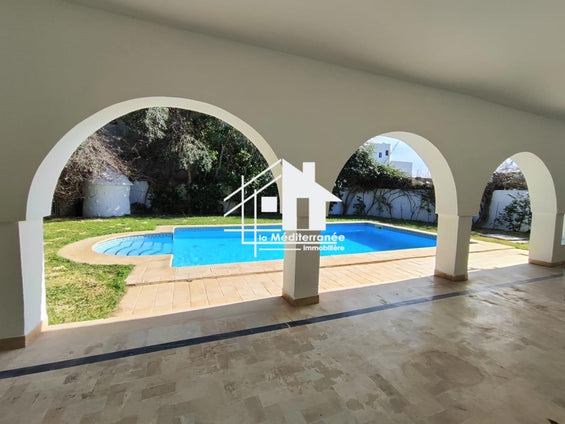 A vendre une villa avec piscine à la soukra
