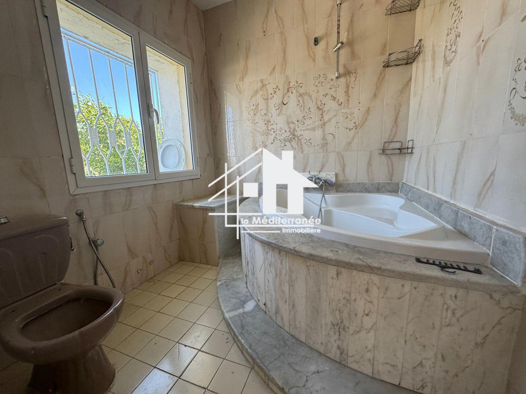 Une villa S+4 à Gammarth