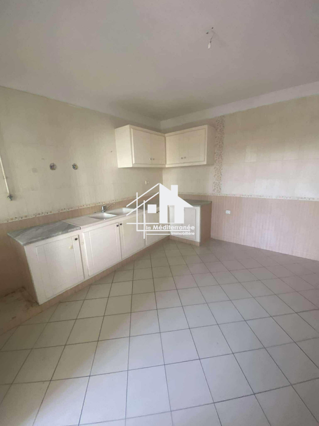 A vendre un appartement s+3 à Ezzahra