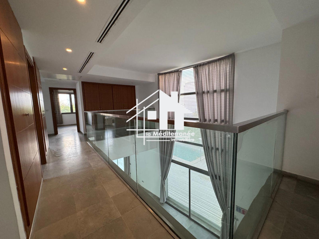 Une magnifique villa S+5 avec piscine au Lac 2