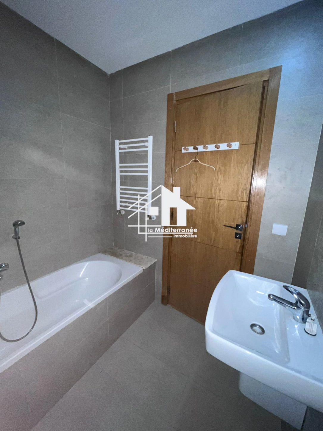 A vendre  un appartement s+2 a cite  wahat
