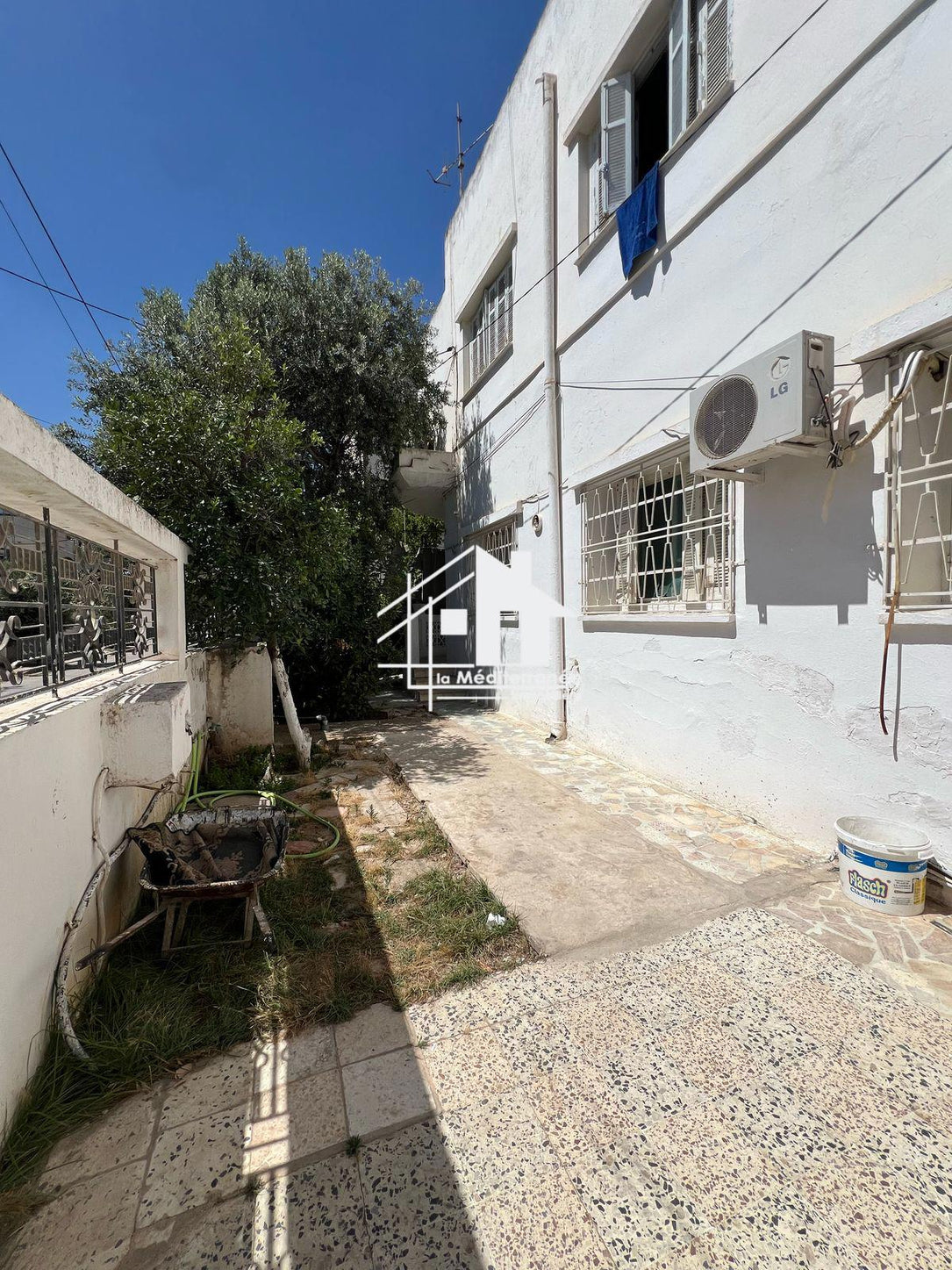 À vendre villa avec deux appartements,studio et jardin à saint clément bardo