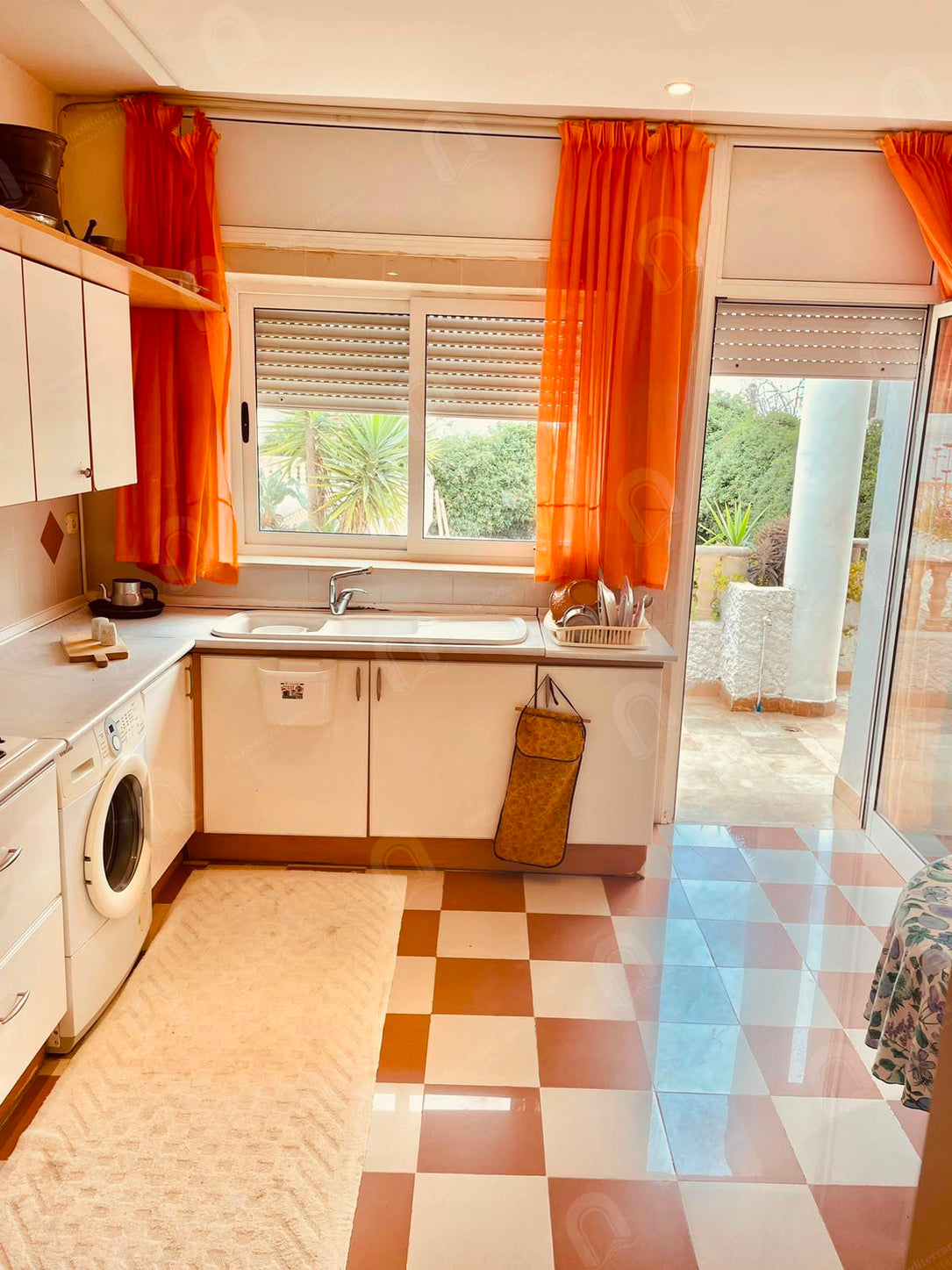 location s+3 au 2éme étage de villa avec piscine