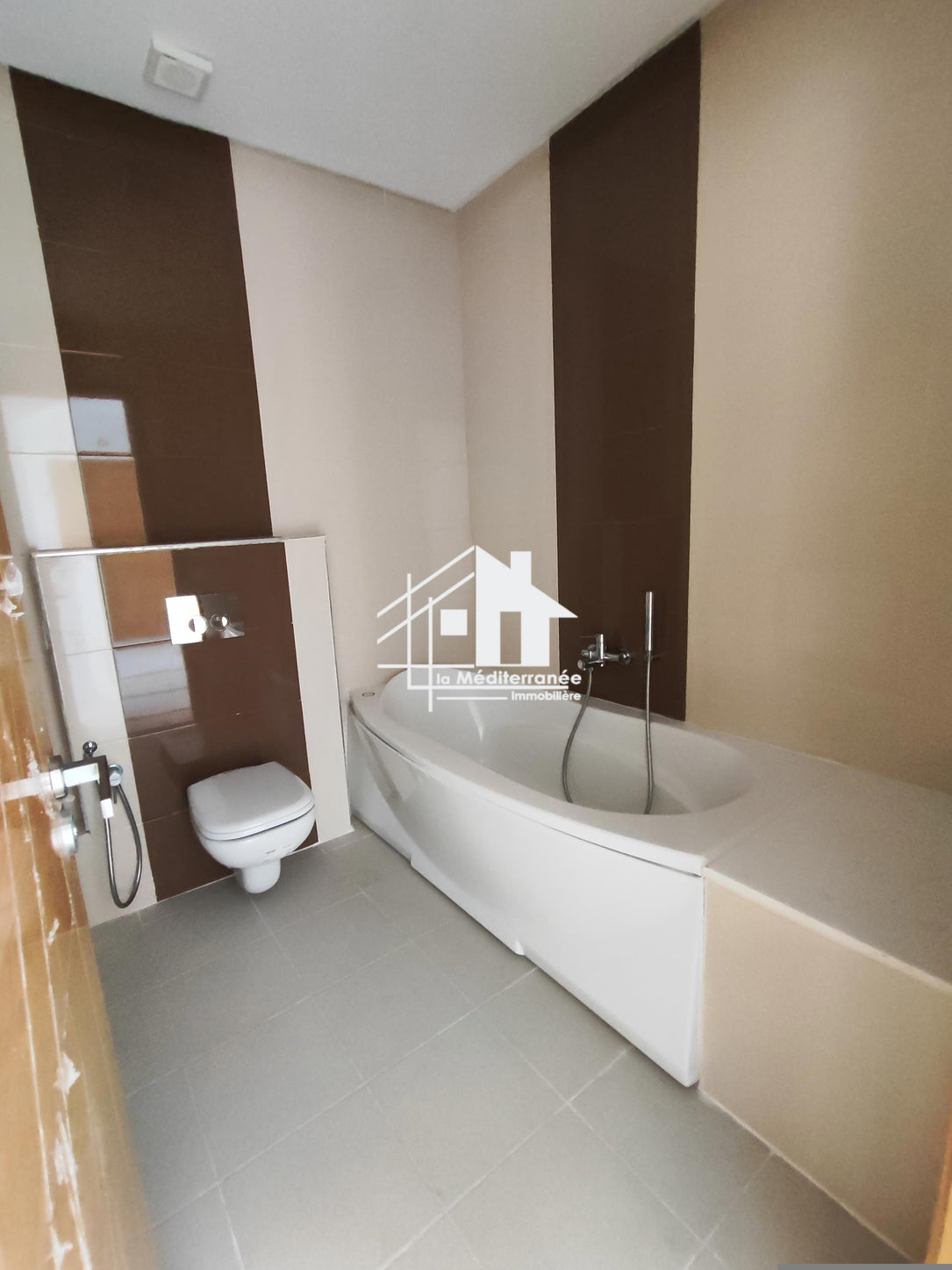 A vendre S+2 jamais habitée a la cité Wahat