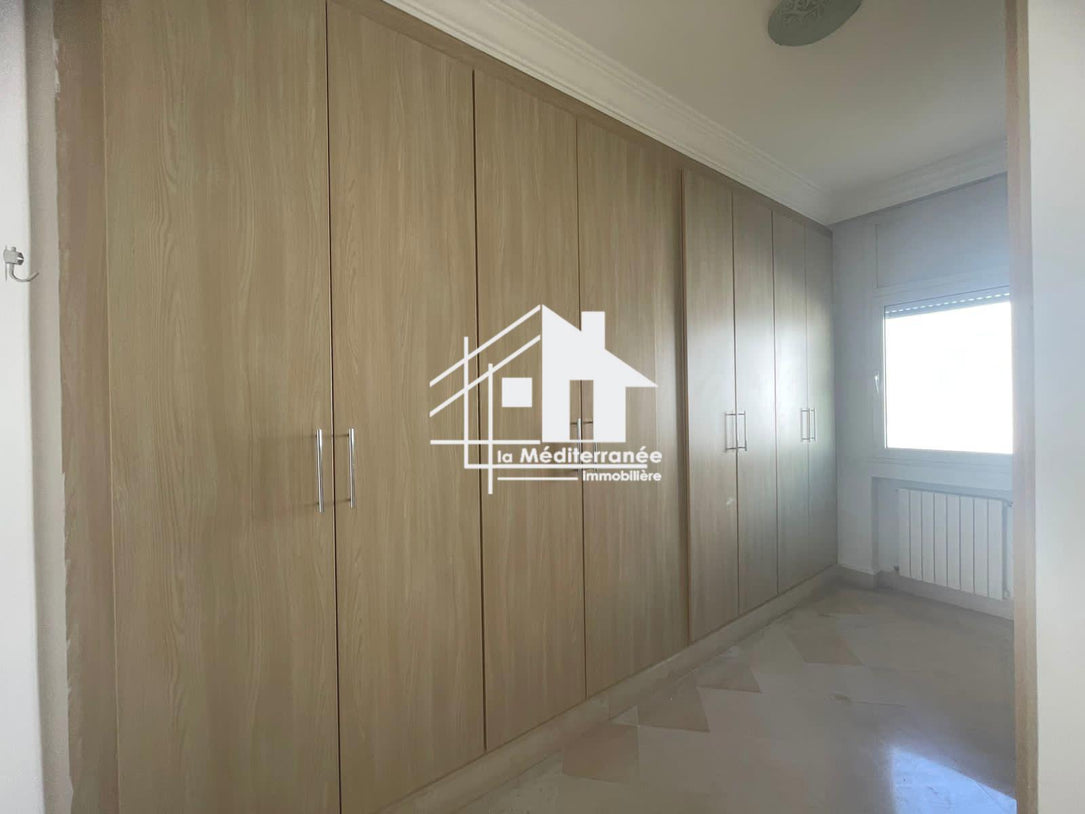 A vendre villa s+6 avec piscine à Marsa Nassim