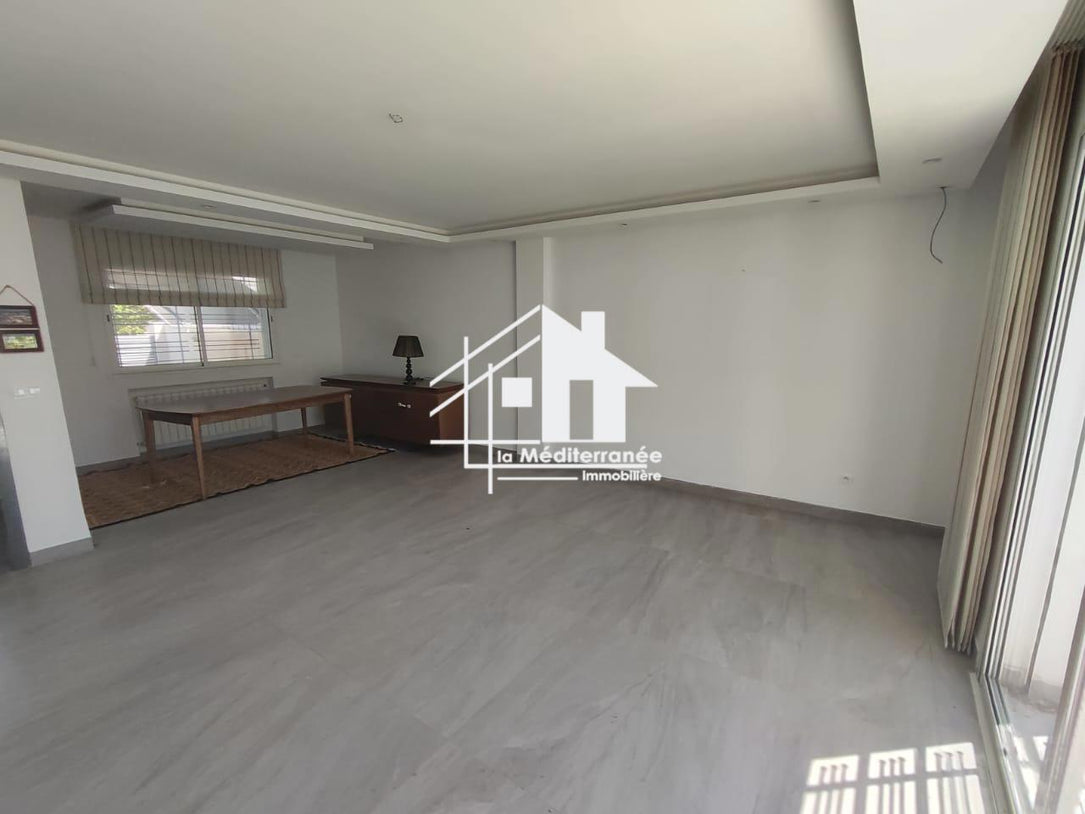 A louer une villa jumelée s+4 avec jardin