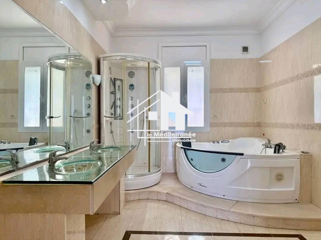 une villa S+5  la marsa corniche