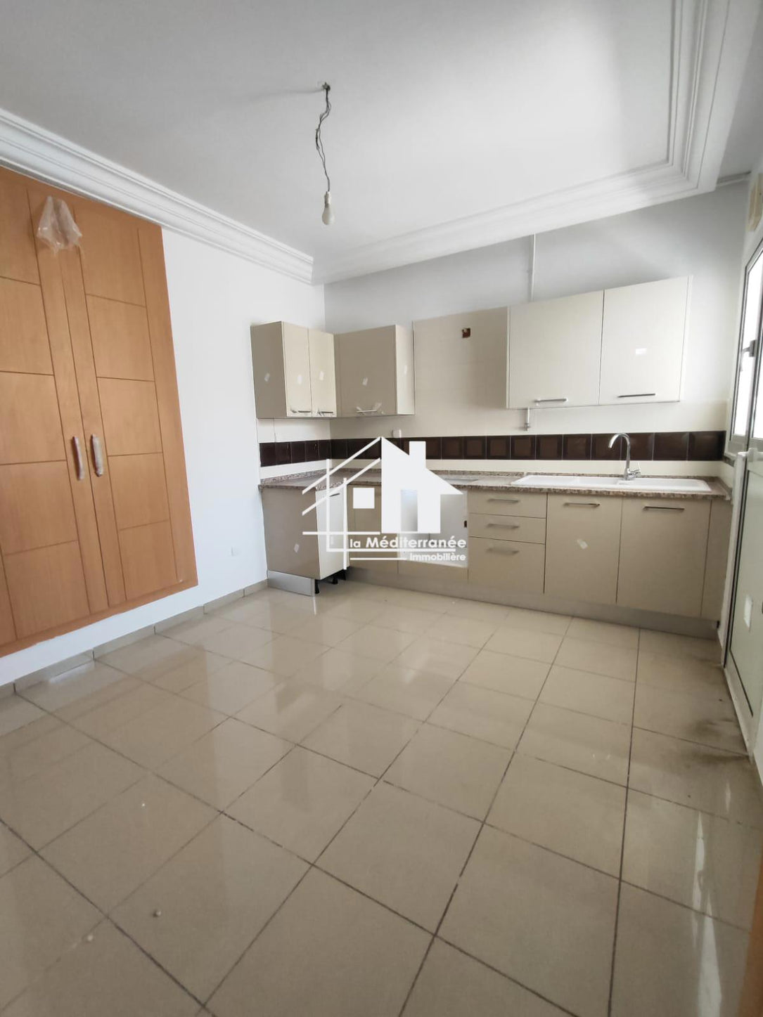 A vendre un S+3 jamais habité a la cité Wahat