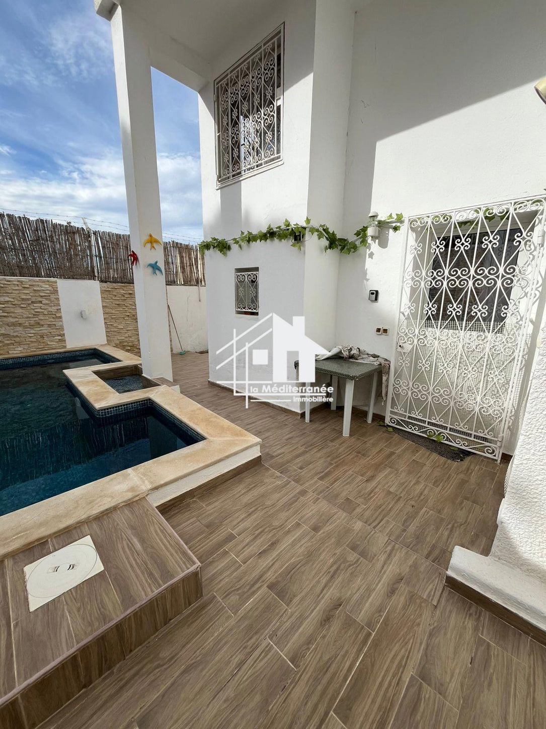 A louer un studio meublé au RDJ à Amilcar