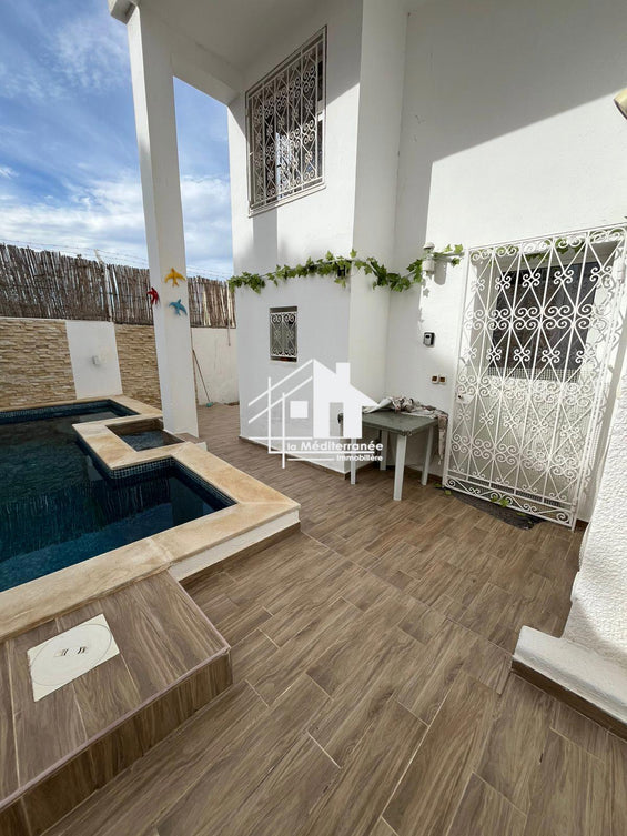 A louer un studio meublé au RDJ à Amilcar